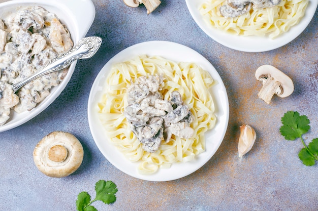 Free photo fettucine pasta with chicken and mushrooms