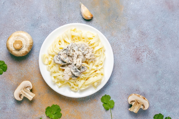 Free photo fettucine pasta with chicken and mushrooms