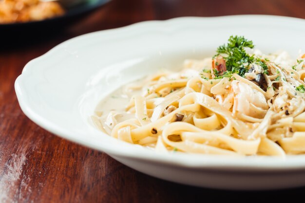 fettucine white cream sauce with shrimp and mushroom