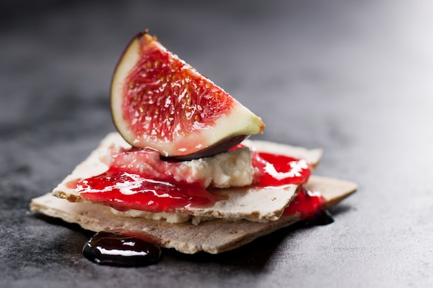 Fig cut in a quarter on some cookies