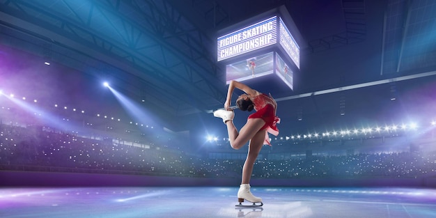 Free photo figure skating girl in ice arena