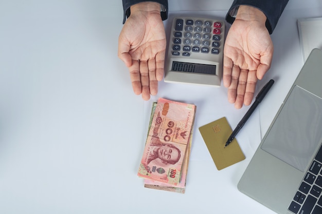 Free photo finance and accounting concept. business woman working on desk