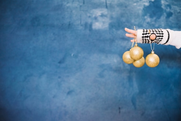 Free Photo fingers holding christmas balls