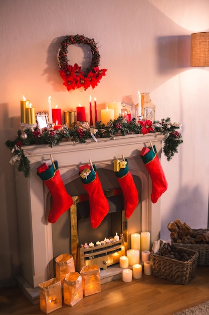 Free Photo fireplace decorated with christmas motifs and red socks