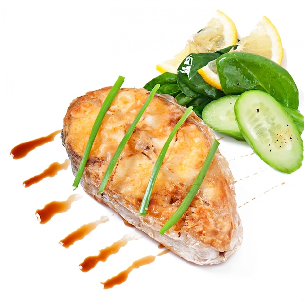 Free photo fish dish - fried fish fillet with vegetables