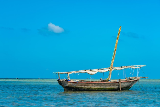 Free photo fishing ship in water of indian ocean on low tide. zanzibar, tanzania