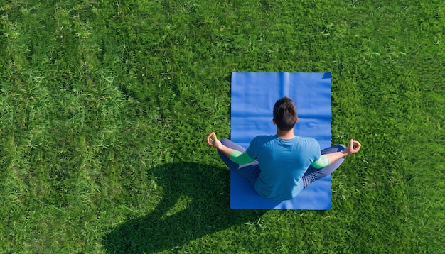 Free photo fit man practicing yoga