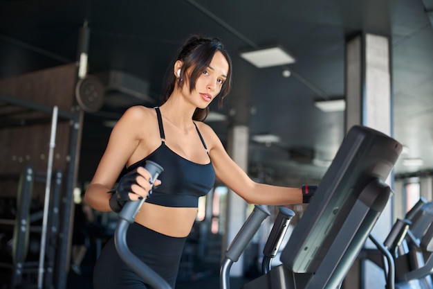 Free photo fitness woman doing cardio in gym.