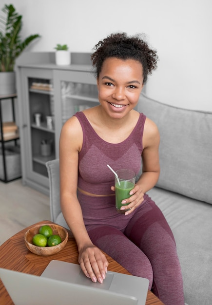 Free photo fitness woman preparing a healthy fruit juice