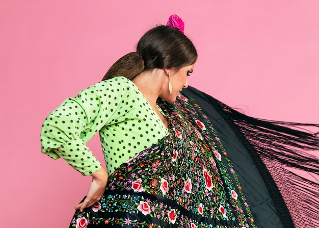 Free photo flamenca holding gracefully a manila shawl