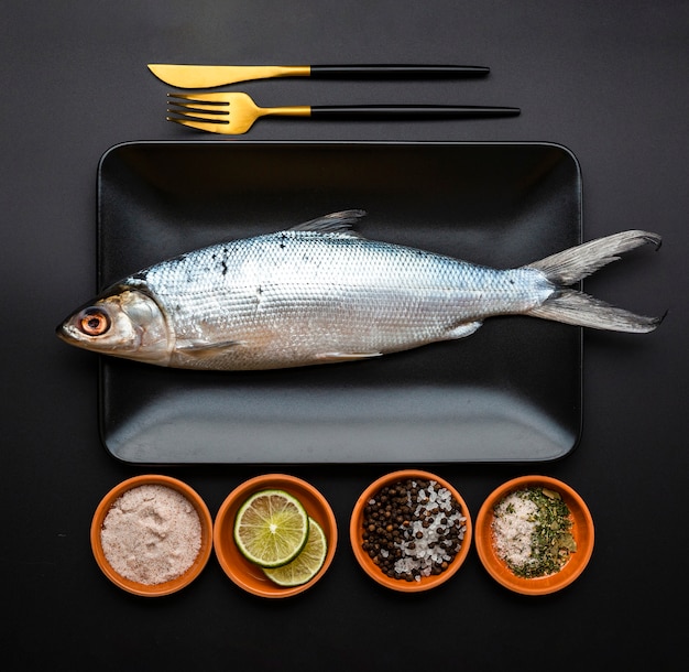 Free photo flat lat arrangement with fish in tray