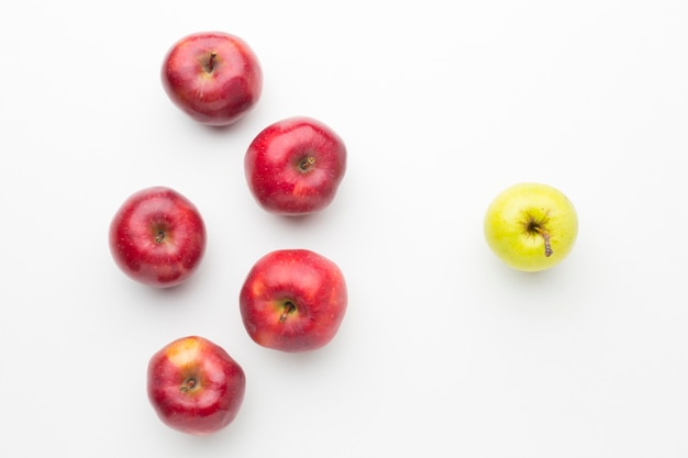 Flat lay apples aligned on table