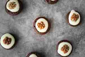 Free photo flat lay arrangement with cupcakes and stucco background