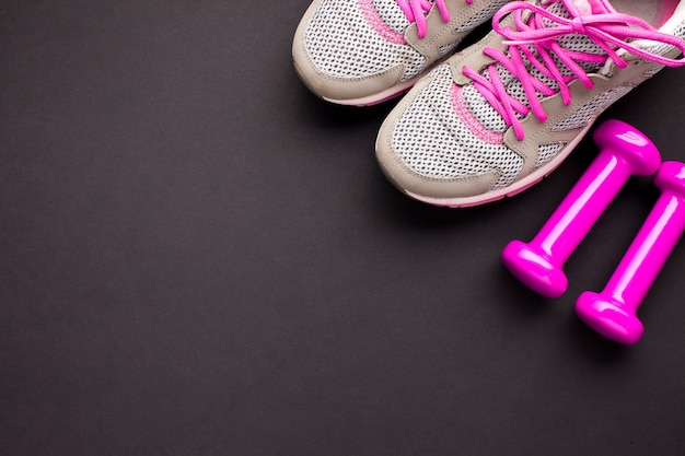 Free photo flat lay arrangement with pink shoes and dumbbells