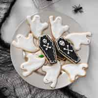 Free photo flat lay assortments of treats for halloween