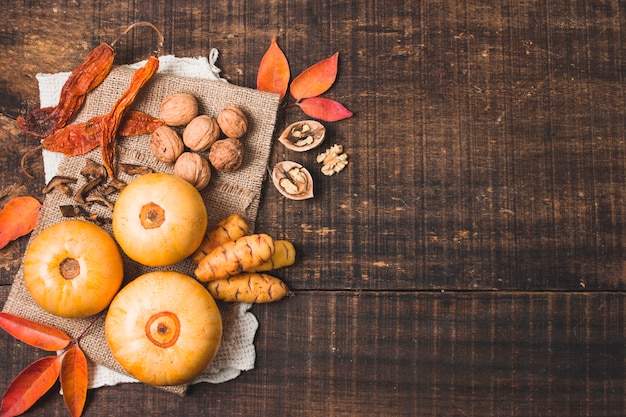 Free Photo flat lay autumn arrangement with copy space