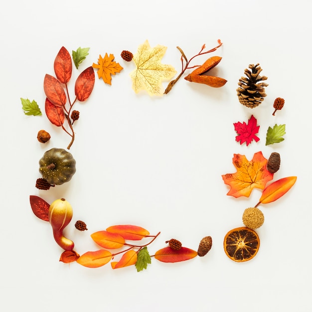 Free Photo flat lay autumn leaves frame with copy space