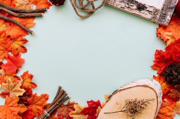 Free photo flat lay of autumn leaves frame