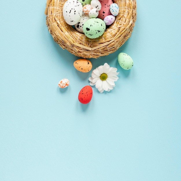 Free photo flat lay basket with eggs for easter