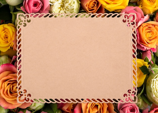 Free photo flat lay of beautifully bloomed flowers with blank card