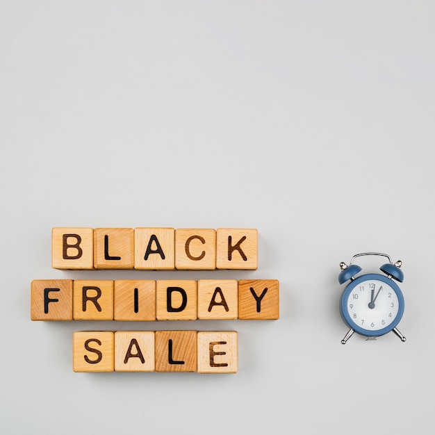 Free photo flat lay of black friday cubes on plain background