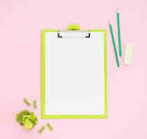 Free photo flat lay of blank clipboard on pink background