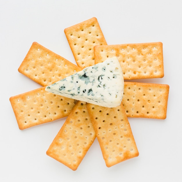 Free photo flat lay blue cheese on crackers