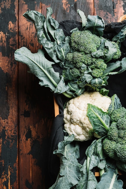 Free Photo flat lay broccoli with leaves in a basket