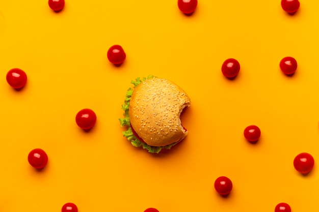 Free photo flat lay burger with cherry tomatoes