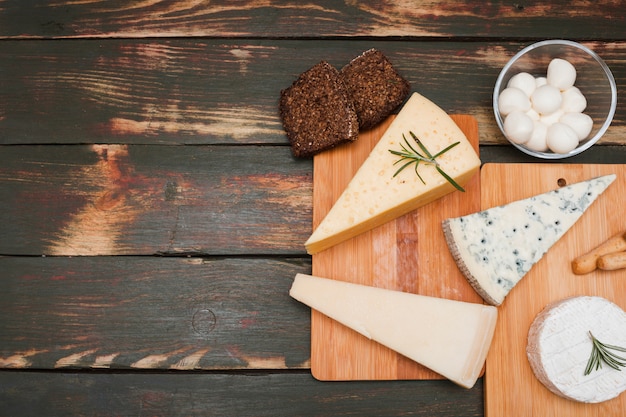 Free photo flat lay cheese composition with copyspace