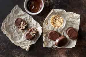 Free photo flat lay of chocolate candy with grounded nuts