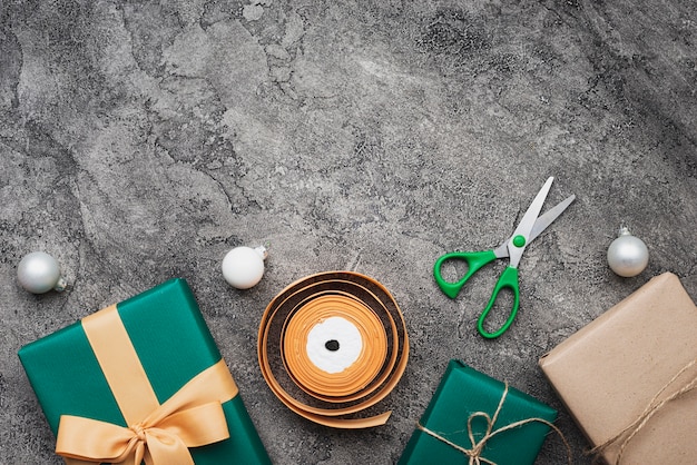 Free photo flat lay of christmas gift on marble background