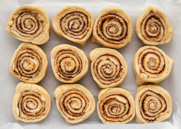 Free Photo flat lay cinnamon rolls on tray