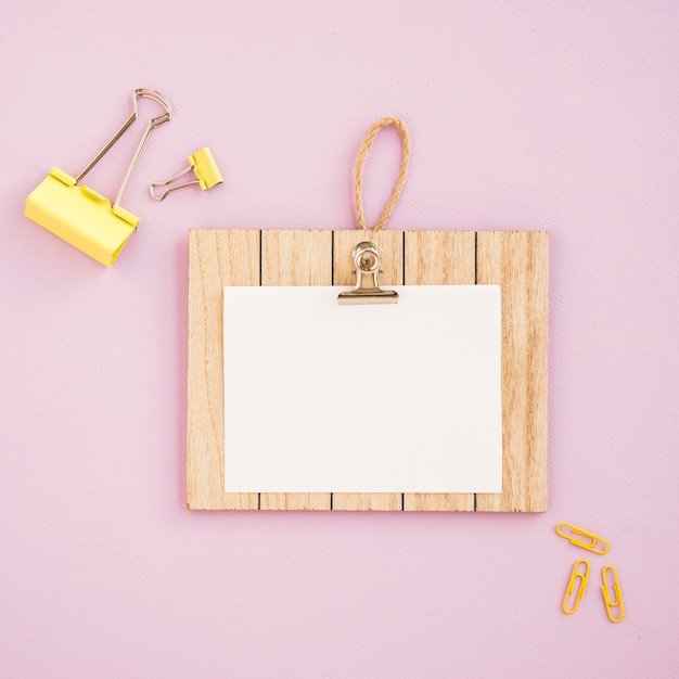 Free photo flat lay of clipboard mock-up with pink background