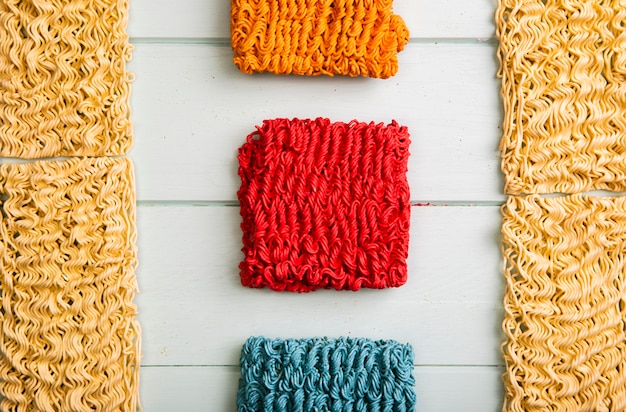 Free photo flat lay colorful and basic ramen noodles