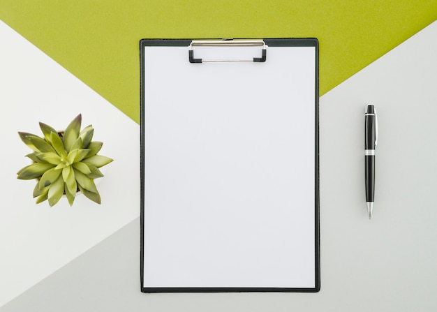 Free photo flat lay concept of clipboard