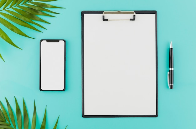 Free photo flat lay concept of clipboard