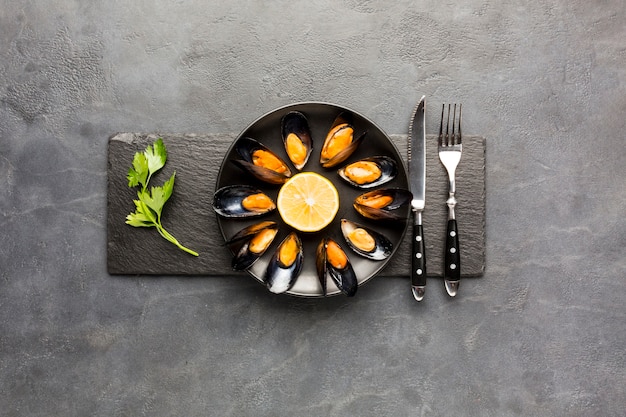 Free photo flat-lay cooked mussels plate on slate