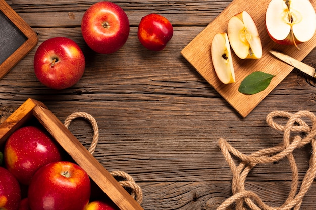 Free photo flat-lay crate with ripe apples with rope