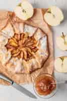 Free photo flat lay delicious apple pie with jam