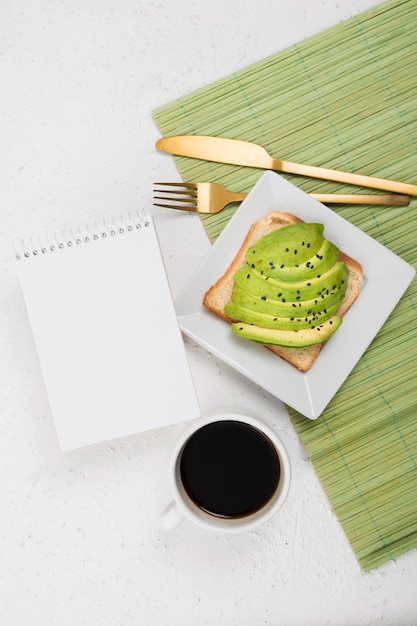 Free photo flat lay of delicious breakfast with avocado