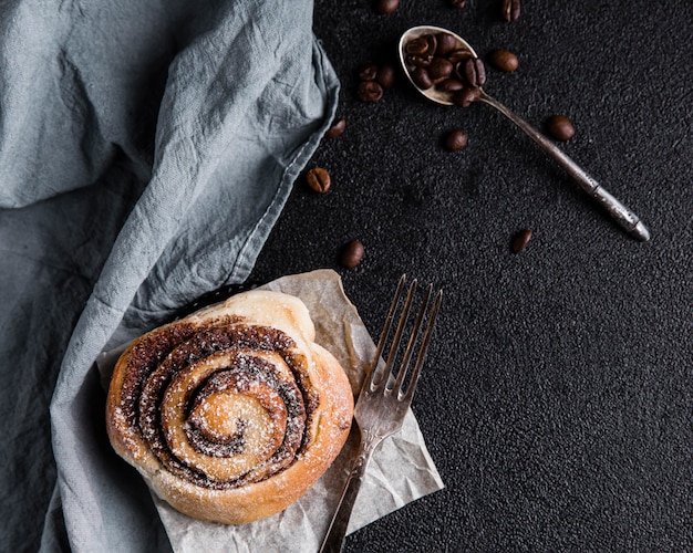 Free photo flat lay of delicious cinnamon rolls concept