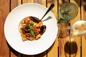 Free photo flat lay of delicious pasta on wooden table