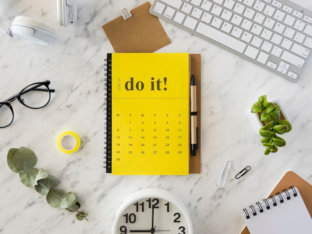 Free photo flat lay desk yellow calendar