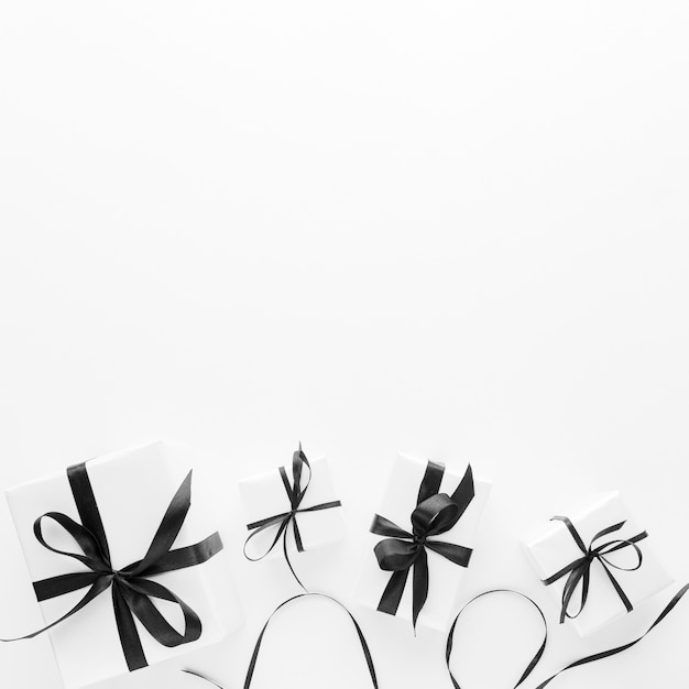 Free Photo flat lay of elegant gifts with copy space