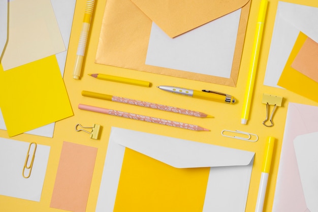 Free photo flat lay envelopes and pen arrangement