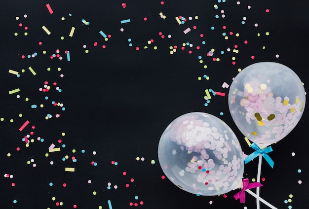 Free photo flat lay frame with balloons and confetti