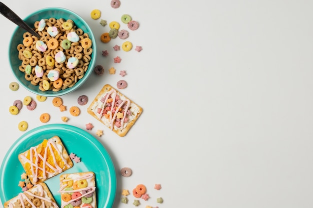 Flat lay frame with bowl, plate and copy-space