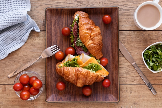 Free photo flat lay fresh sandwiches arrangement on wooden background