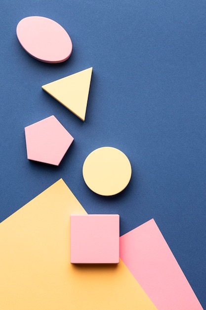 Free Photo flat lay of geometric forms with copy space